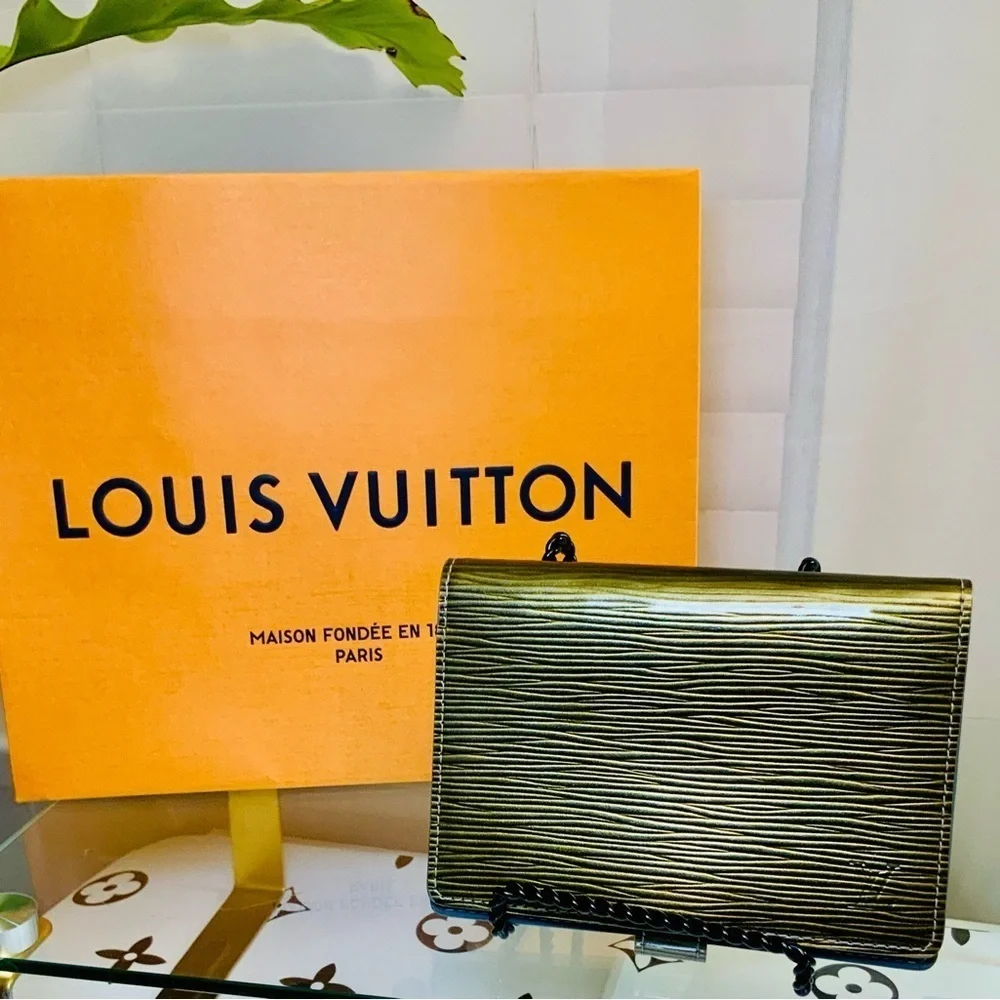 Louis Vuitton Authe EPI Leather with LV Box and Dust Bag